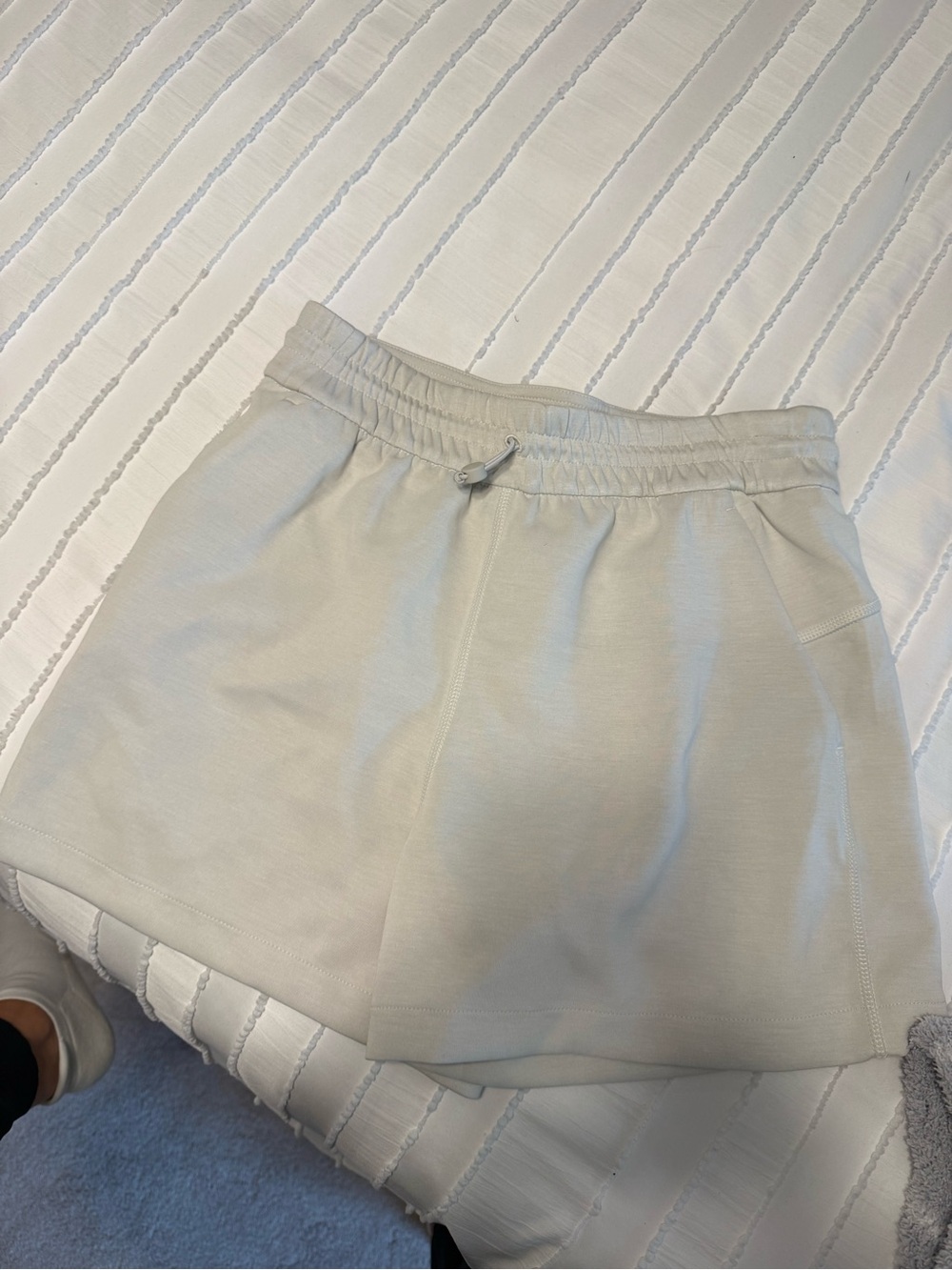lululemon softstream HR shorts 4” (bone, size 4) NWT